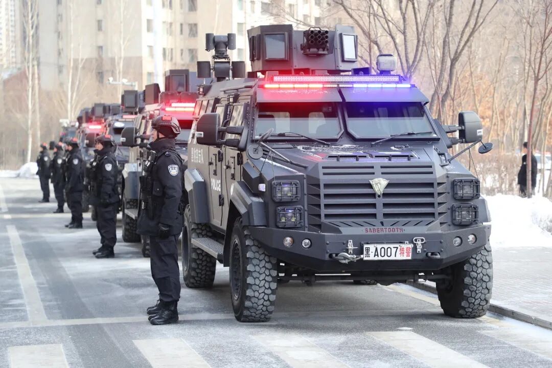 剑齿虎装甲车,猛士突击车,e350防弹阻截车和声波驱散车,运兵车,水炮车