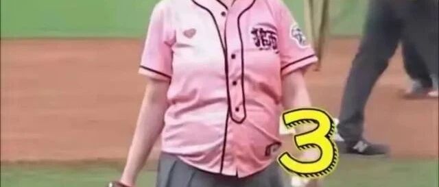 刘品言挺7月孕肚开球:孕妈活力与勇气的闪耀绽放