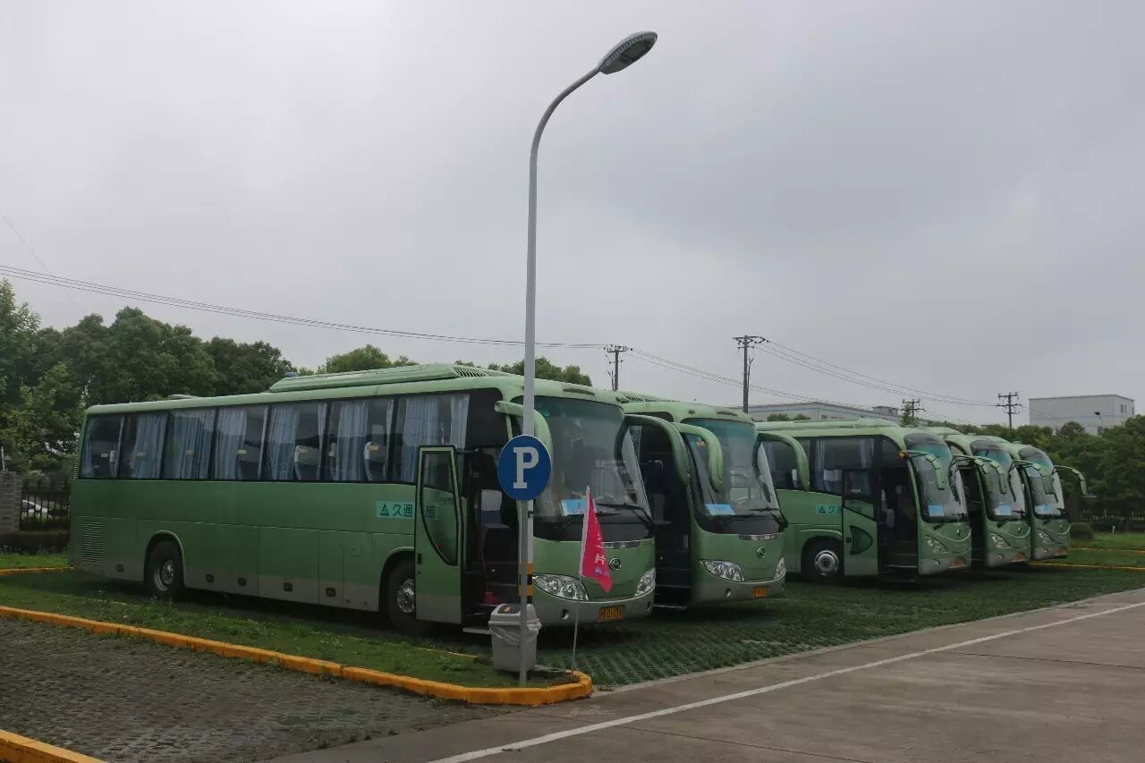 新设置的停车位,井然有序.