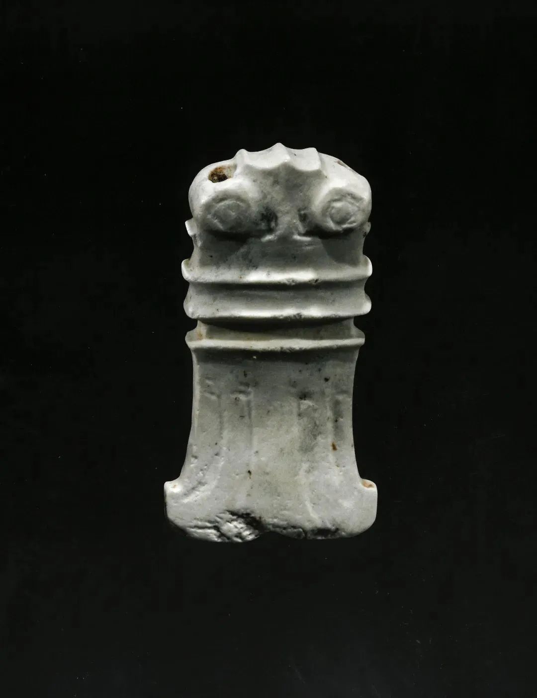 弧形玉蝉天门市博物馆藏玉蝉是石家河玉器中发现数量最多的器物,按