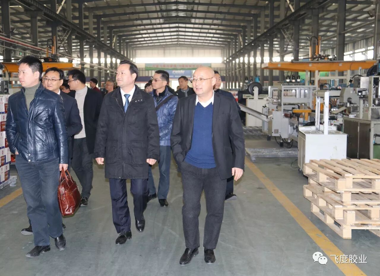 会议期间参会专家领导在华建铝业集团副总裁,营销总监丁三莲的带领下