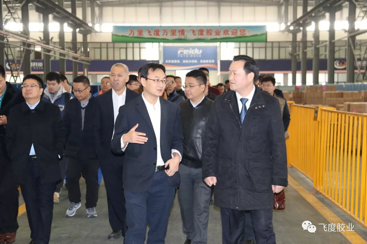 会议期间参会专家领导在华建铝业集团副总裁,营销总监丁三莲的带领下