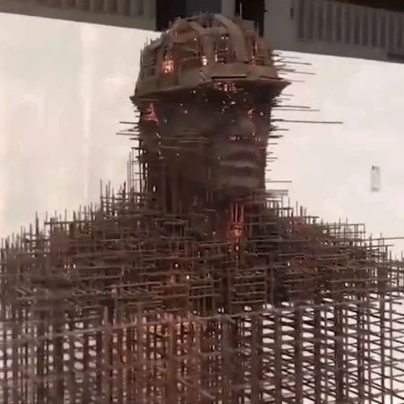 厉害！广东一大学生用1400斤钢筋，铸造工人父亲雕塑！