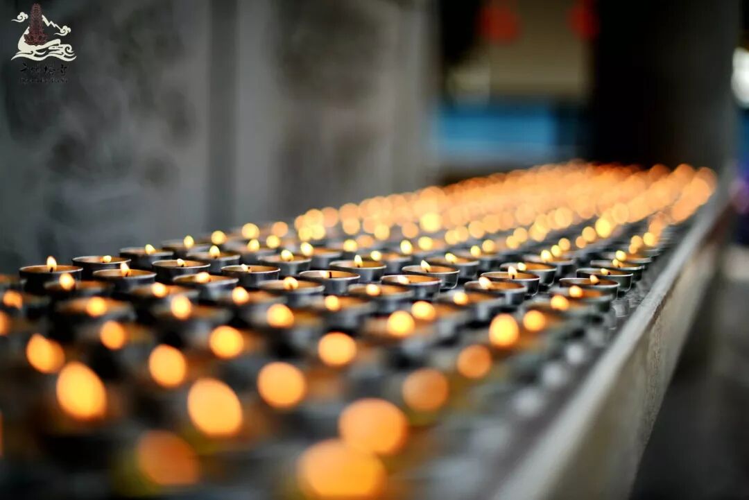 于是拿着油灯,来到祗园精舍供养佛陀.