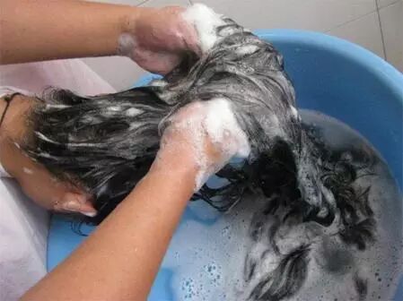 冬天洗头天天洗还是几天一次头好?关乎影响健康,大家不要忽视了