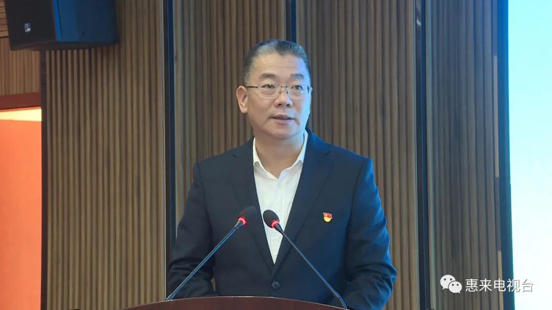 县政府副县长黄伟群主持活动.