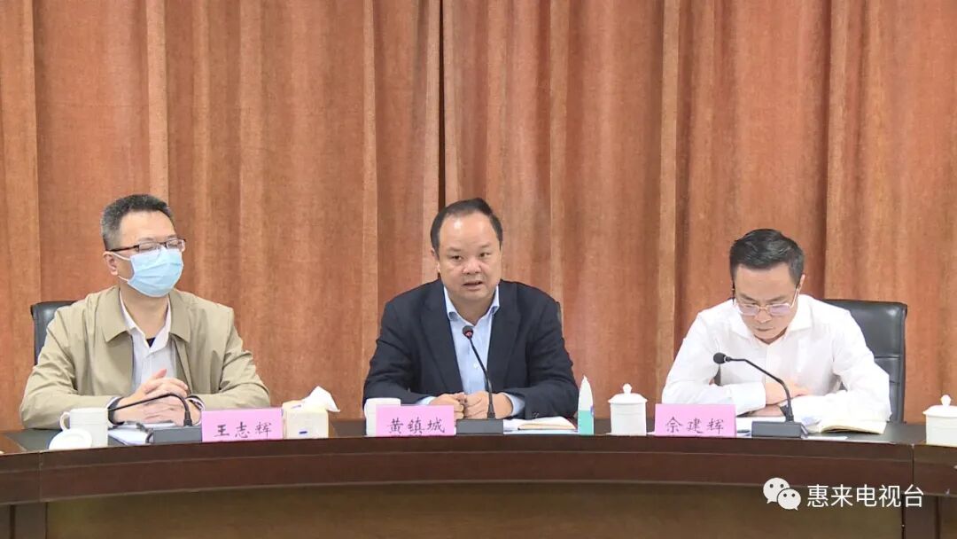 会上,王志辉汇报县监察委员会关于开展反腐国际追逃追赃工作情况,县