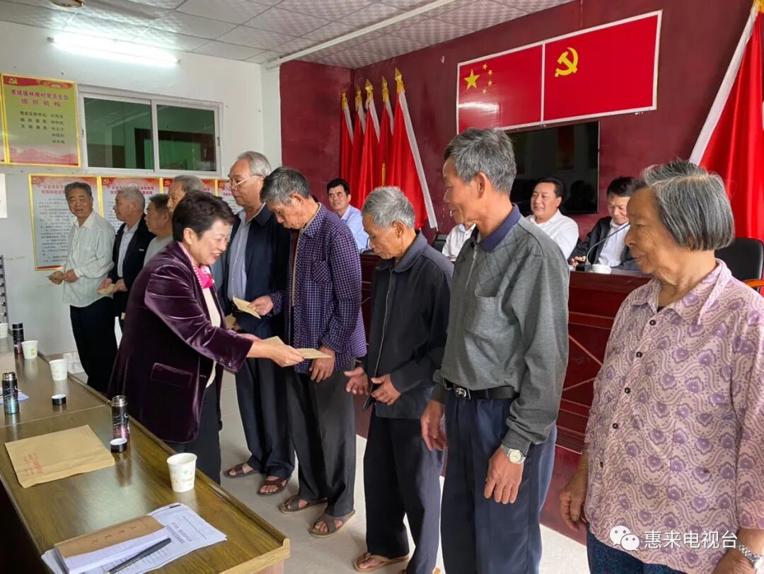 周惠琴还慰问了林樟村的老党员,感谢他们为党的事业和惠来的发展作出
