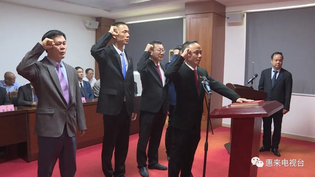 会议结束后,举行宪法宣誓仪式,新当选的县政府副县长黄宇钊,黄伟群,县