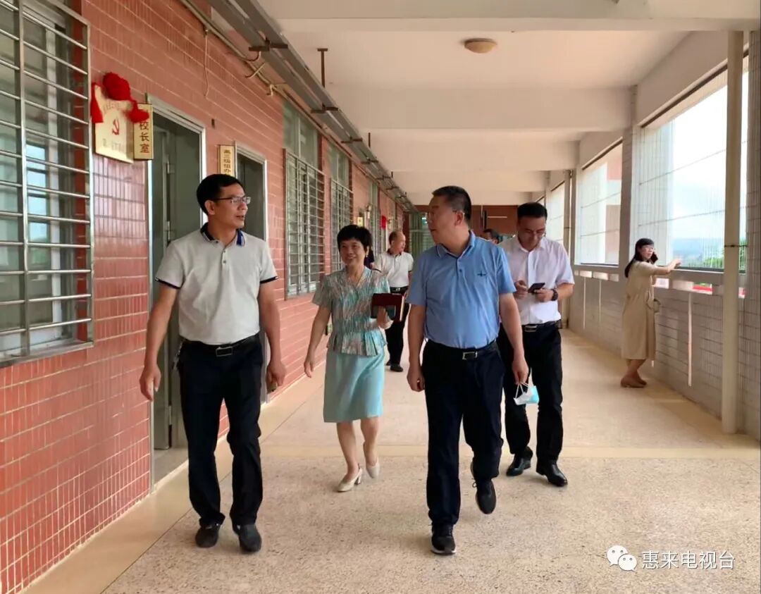 在县第一中学,县慈云实验中学考点,蔡淡群先后察看学校教学安全管理