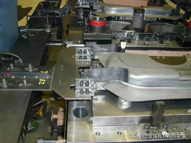 点击进入看图评论 汽车冲压自动化生产线规划及注意事项的图6