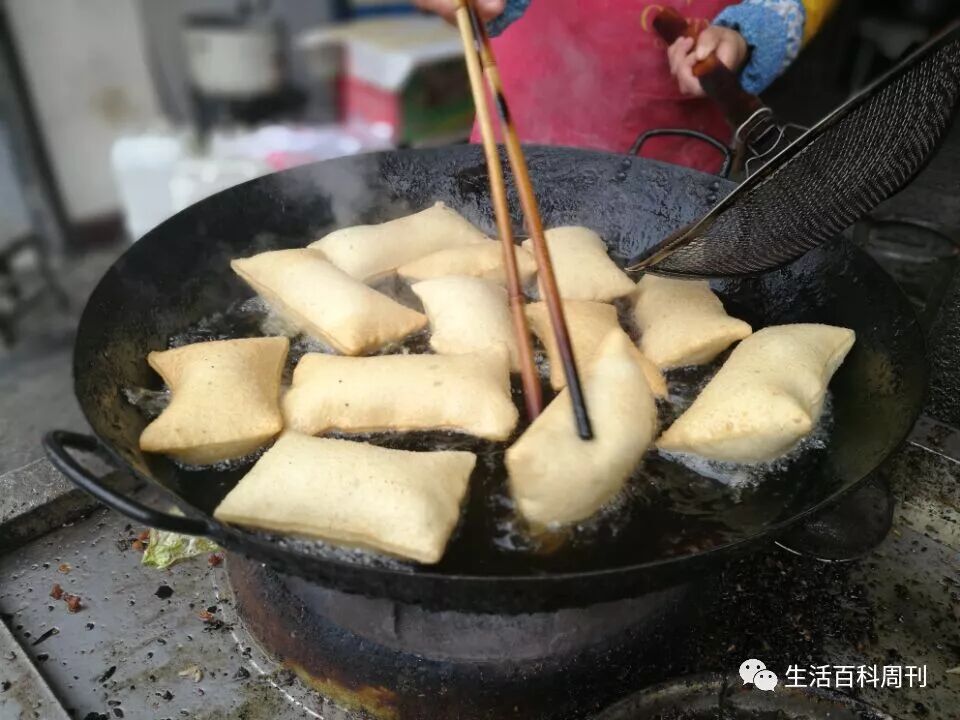 农村夫妻炸油馍，5块钱一斤，一天卖100多斤
