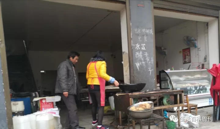 农村夫妻炸油馍,5块钱一斤,一天卖100多斤 农村夫妻炸油馍,5块钱一斤,一天卖100多斤