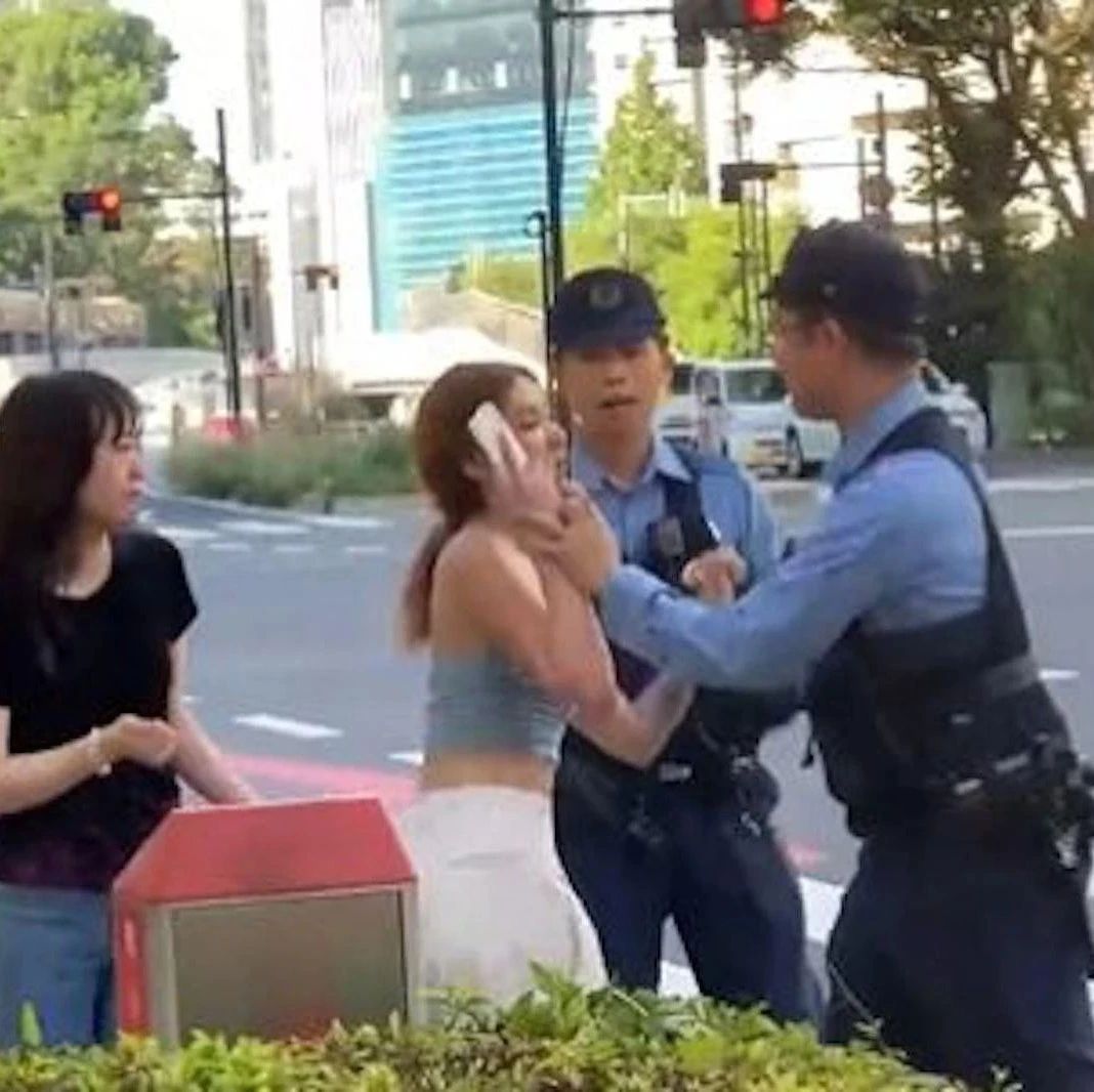网传中国辣妹暴走东京街头,起脚踢警察并大骂三字经
