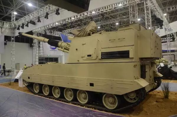 plz-52自行火炮,该火炮身管较长,抽烟装置相对靠近炮尾