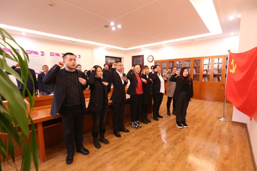 大庆四中举行发展新党员入党宣誓仪式活动