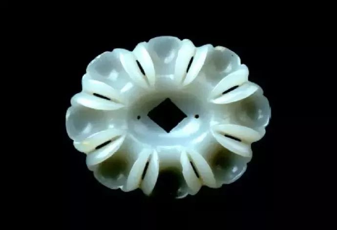 河北省民俗博物馆宋代花形玉饰.jpg