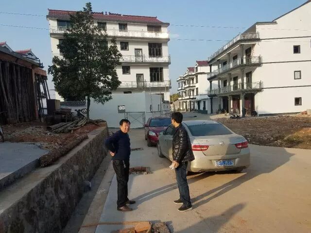 改造施工现场指导解决施工中遇到的相关问题,镇党委书记罗剑锋陪同
