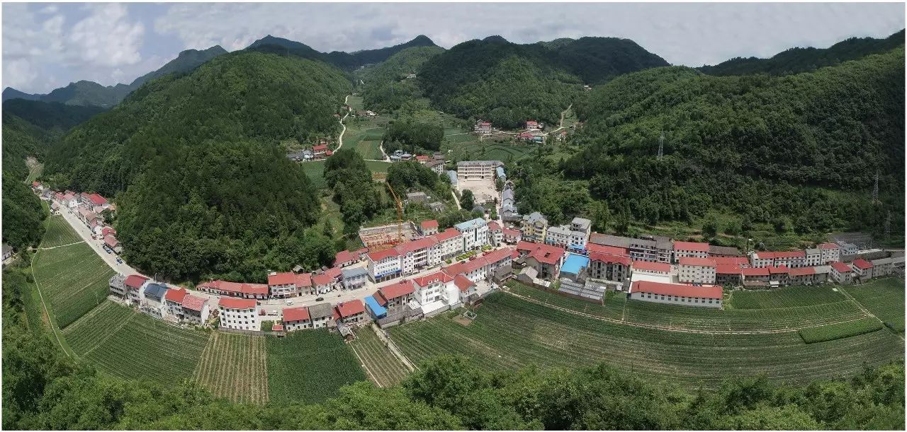 秋观景,冬赏雪四十五里侯家坪(袁选国 摄)榛子乡位于昭君故里兴山县