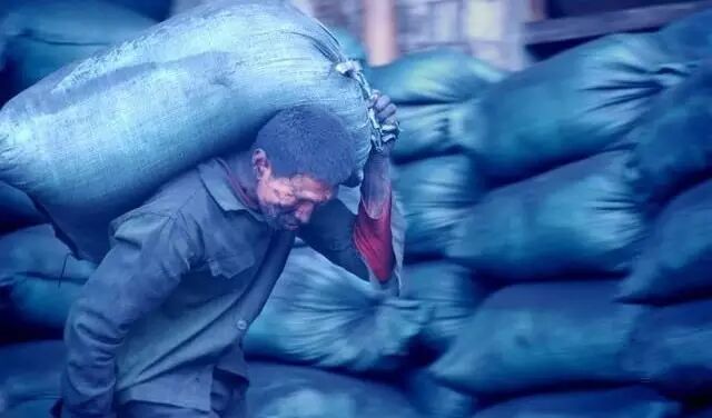 时候为了多赚一点钱他们甚至都会放弃休息的机会 他们是家里的顶梁柱