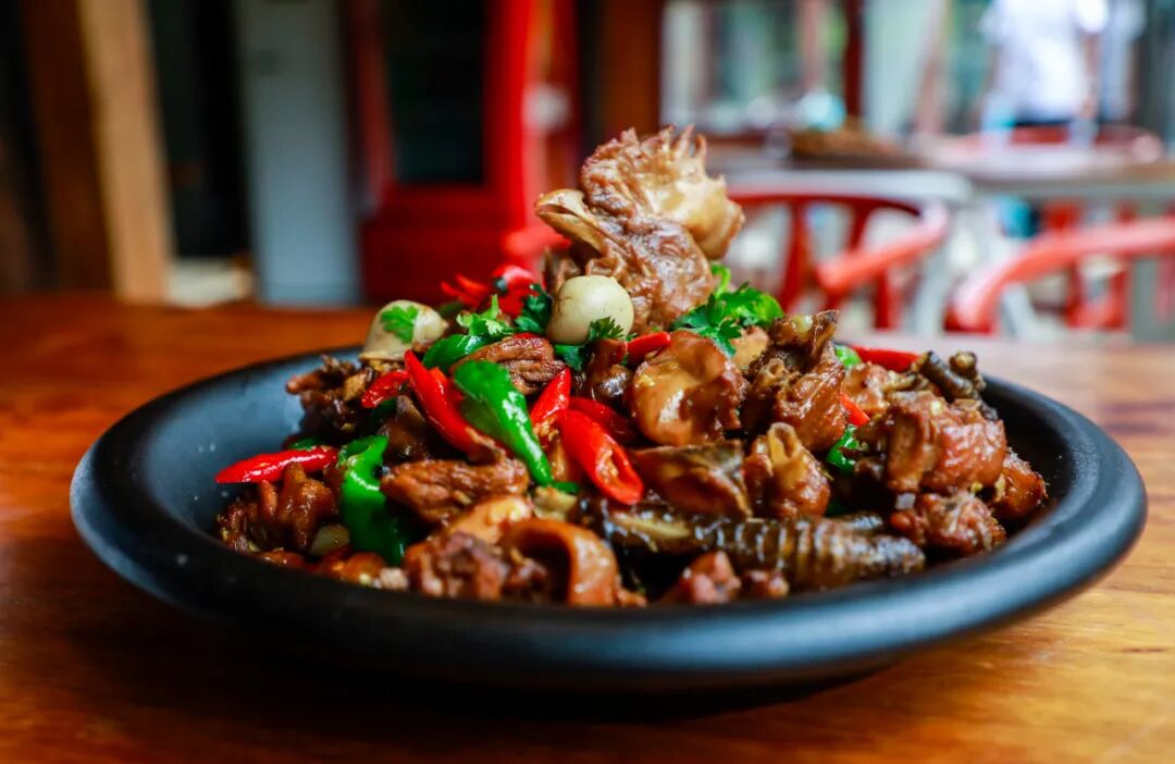 黄花牛肉面在当地成为人们不可或缺的一道美食,台儿庄古城内70多家