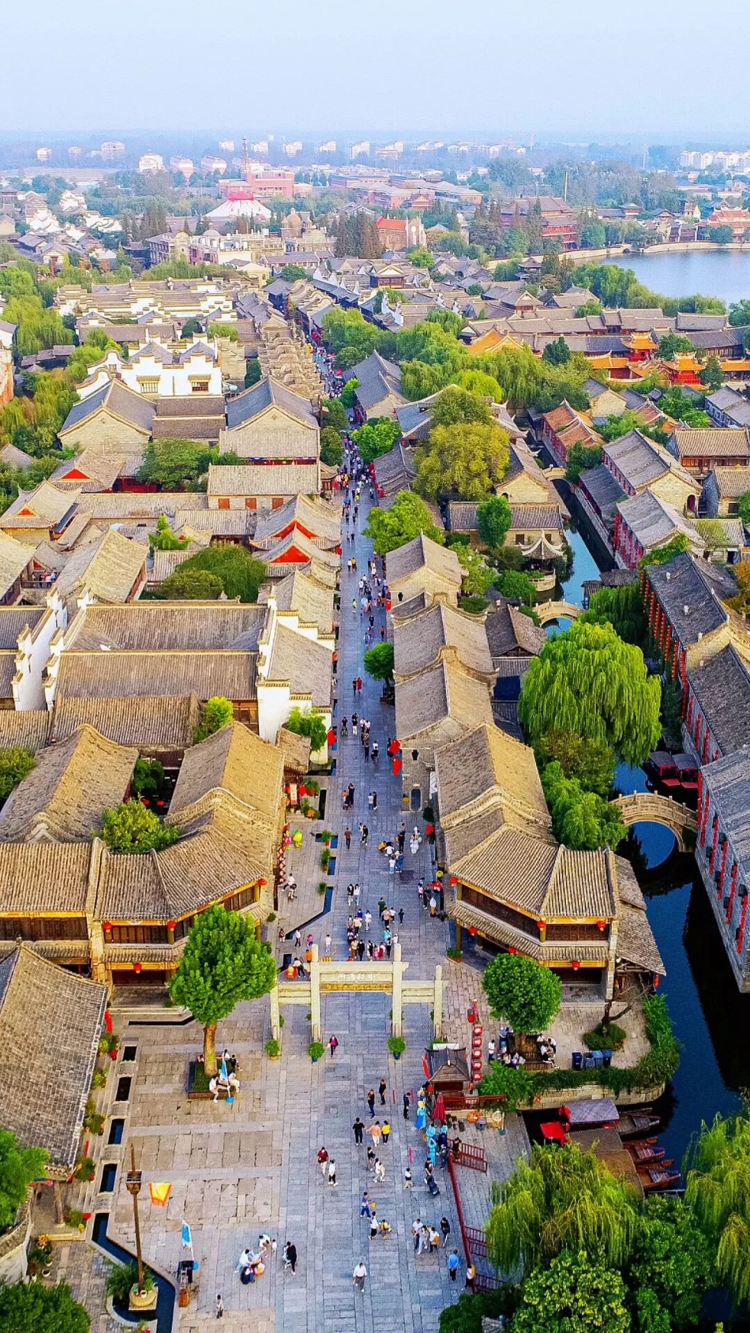 台儿庄古城一座拥有深厚历史文化底蕴的小城既有韵味十足的古风建筑又