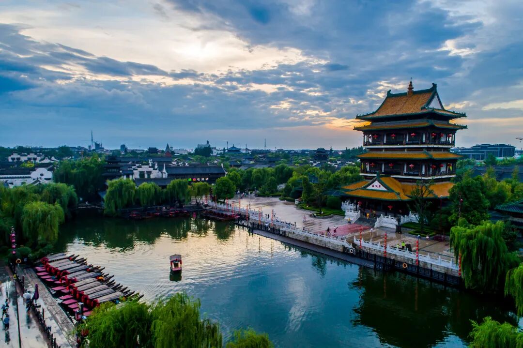 这座城最美好的画面丨撑一艘摇橹船徜徉在水上古城