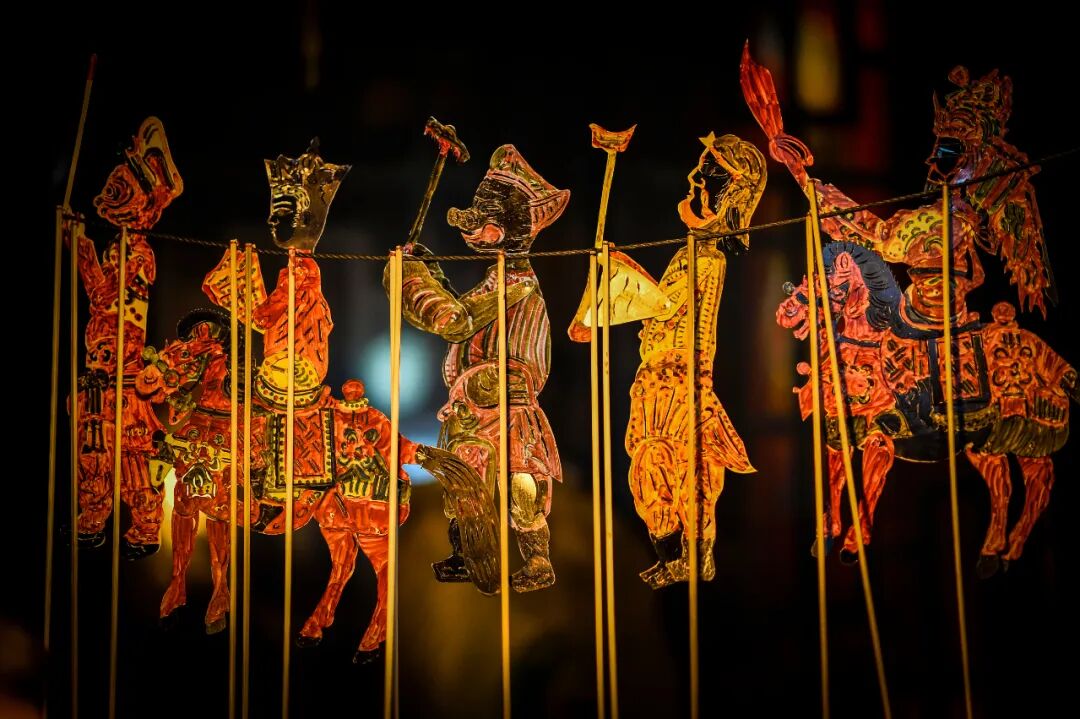 皮影制作程序复杂,主要有选皮,制皮,画稿,过稿,镂刻,敷彩,发汗熨平,缀