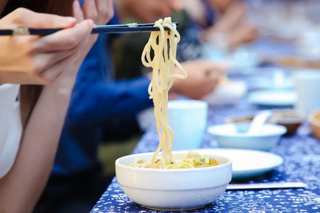 一碗麵的治癒時刻丨江北水鄉臺兒莊黃花牛肉麵臻香