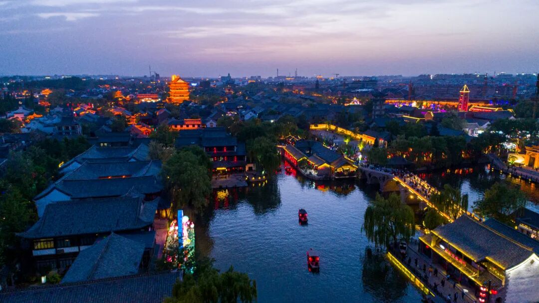 这座城最美好的画面丨撑一艘摇橹船徜徉在水上古城