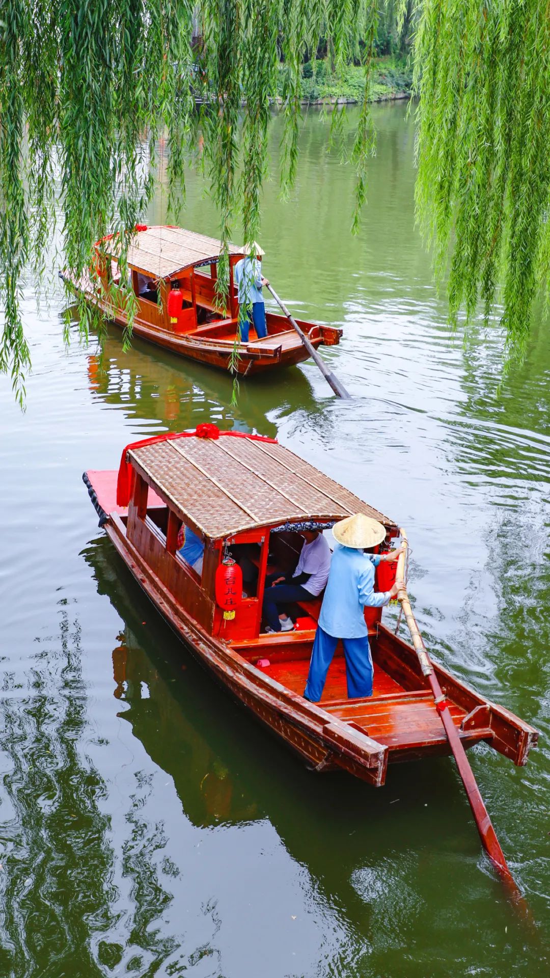 船橹披风素雅一河烟雨相遇在了古城他们来自北方和南方就像是一对情侣