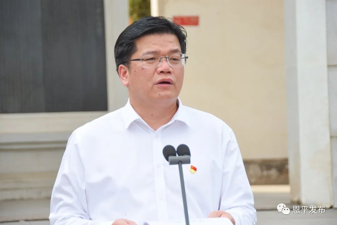 参加活动人员来到三老纪念亭,重温冯燊,秔荣和吴有恒"三老"的革命历史