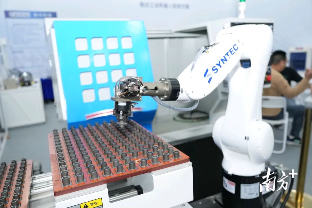 50多家國內(nèi)知名品牌集中亮相，展現(xiàn)未來工業(yè)制造縮影。 南方+ 楊興樂 攝