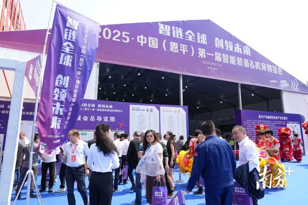 博覽會現(xiàn)場人流涌動。 南方+ 楊興樂 攝