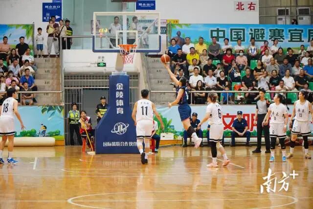 北京隊展現(xiàn)出老牌勁旅的沉穩(wěn)。  