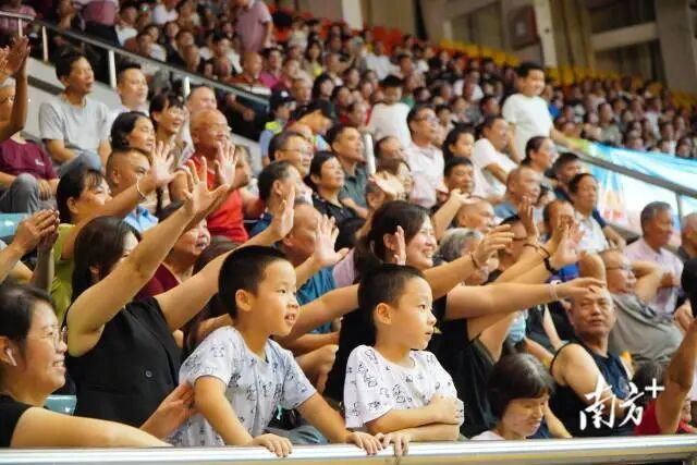 球迷的歡呼聲一浪蓋過一浪。  