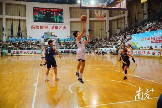 廣東隊依靠團隊協(xié)作和頑強防守緊追不舍。  