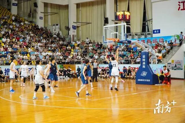 廣東全運女籃與北京全運女籃聯(lián)袂奉獻了一場精彩紛呈的較量。  