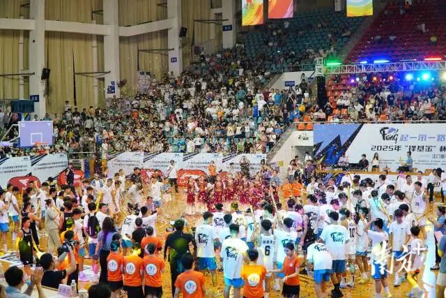 舞蹈表演為現(xiàn)場(chǎng)觀眾帶來了一場(chǎng)充滿活力的視聽體驗(yàn)。 南方+ 周柳妤 拍攝