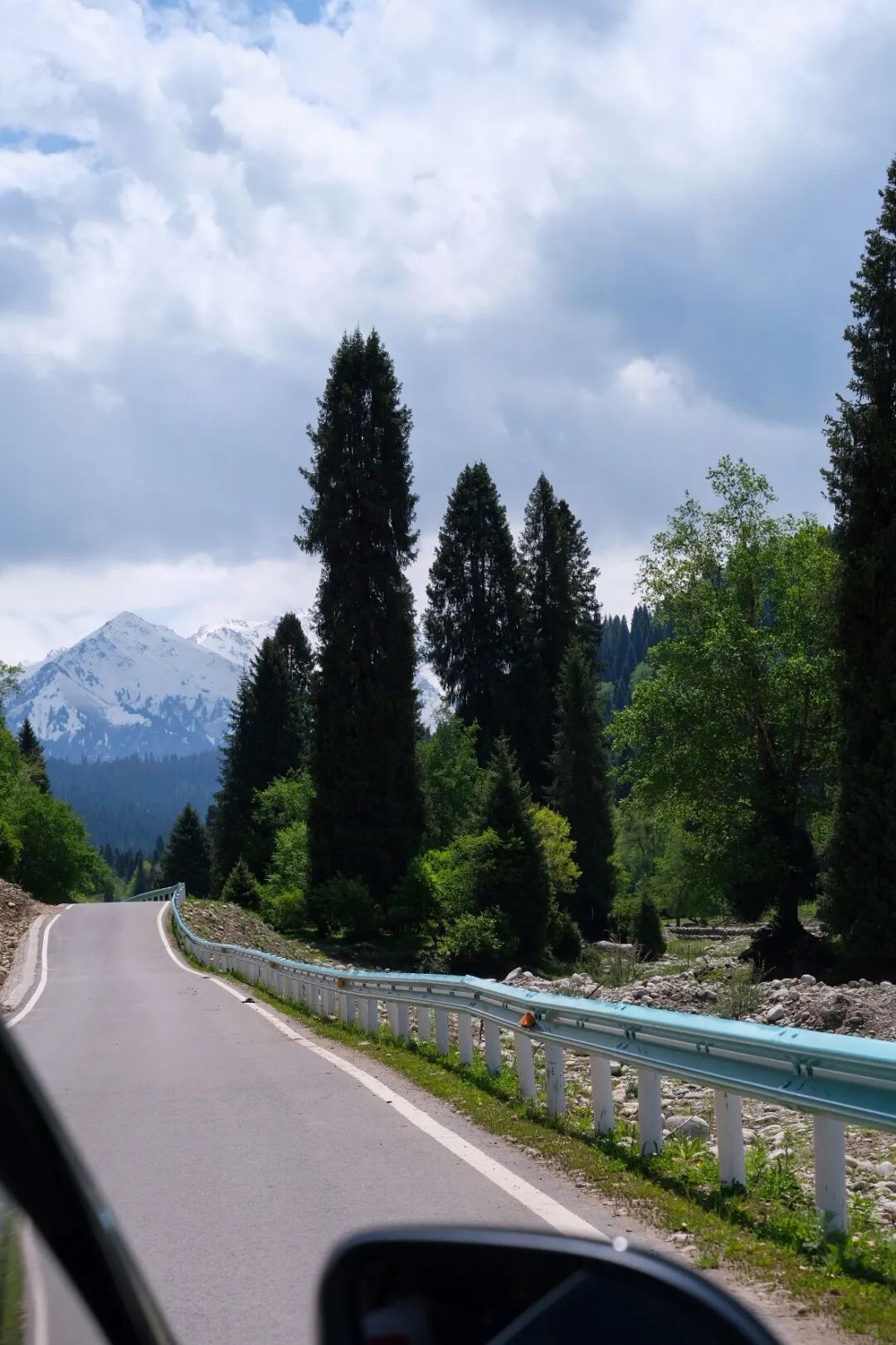 伊犁旅游必去的地方_伊犁必去景点_伊犁必去的十大景点
