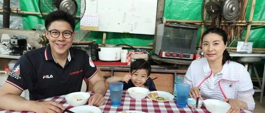 郭晶晶一家怎么越过越穷了？