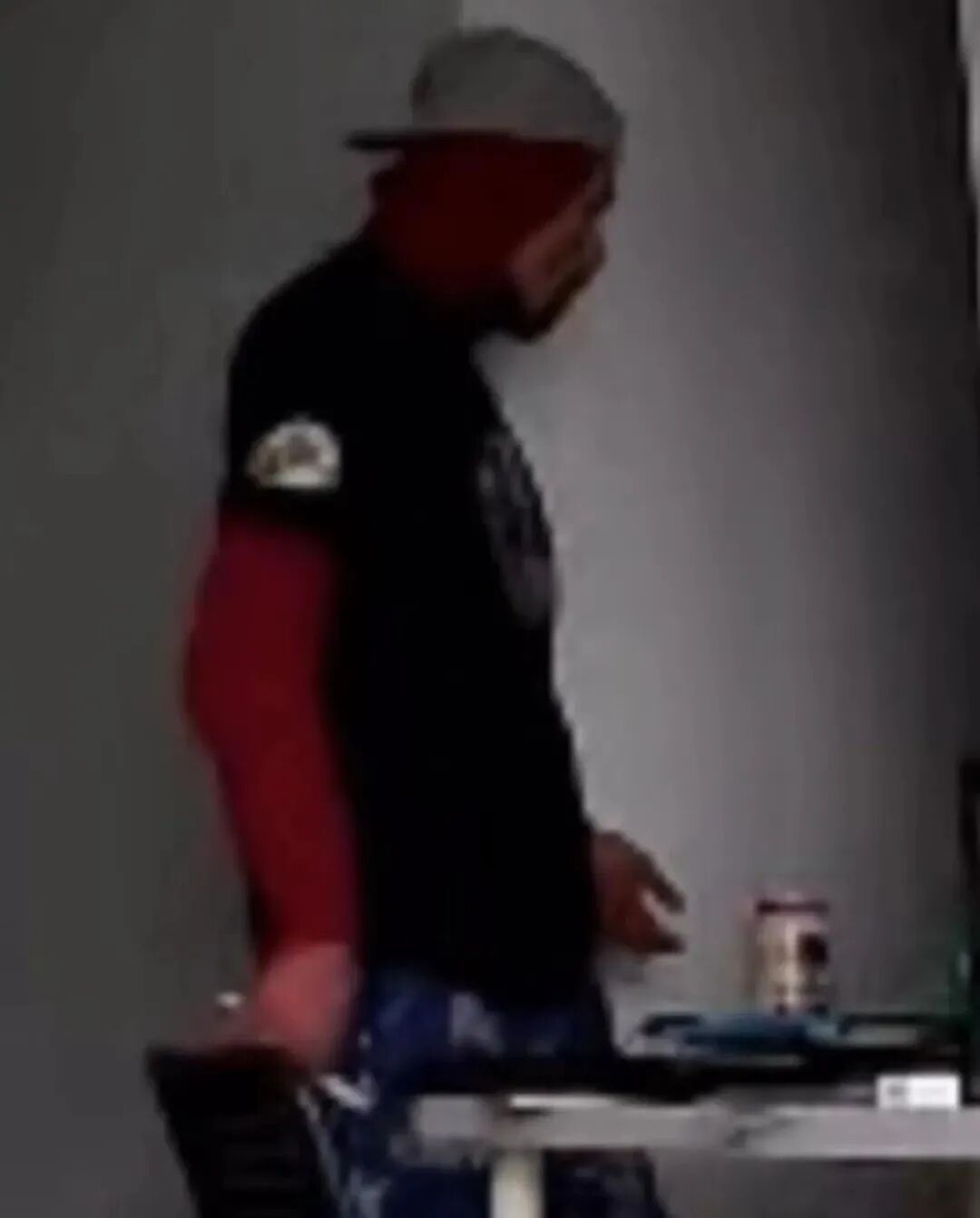 华人留学生遭匪徒深夜破门！持刀闯进卧室乱翻，看监控吓傻了（视频/组图） - 8