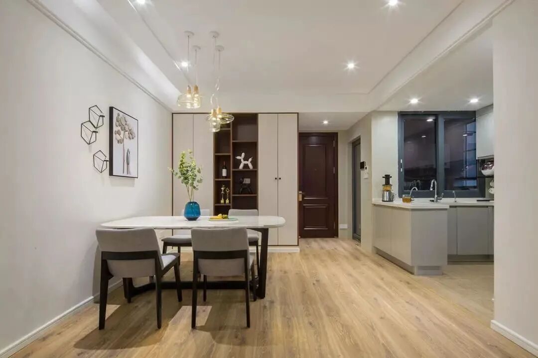 129㎡现代简约三房，暖色调搭配温馨舒适，全家人都满意！