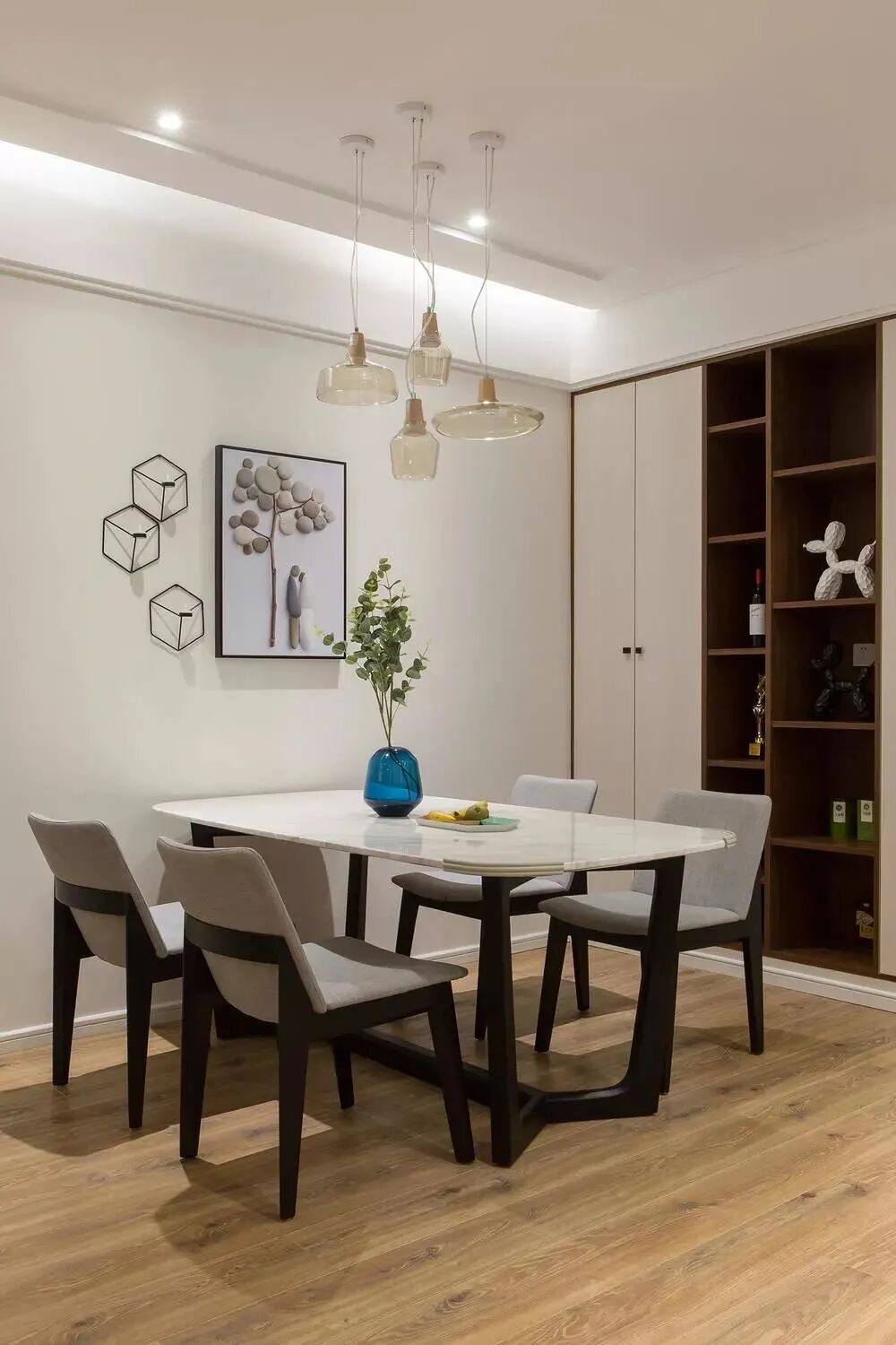 129㎡现代简约三房，暖色调搭配温馨舒适，全家人都满意！