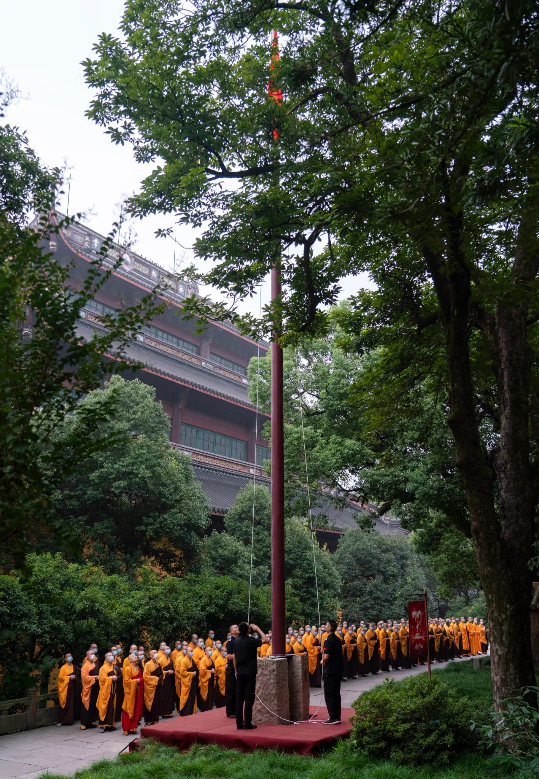 新闻｜杭州灵隐寺举行庆祝中华人民共和国成立73周年升旗仪式