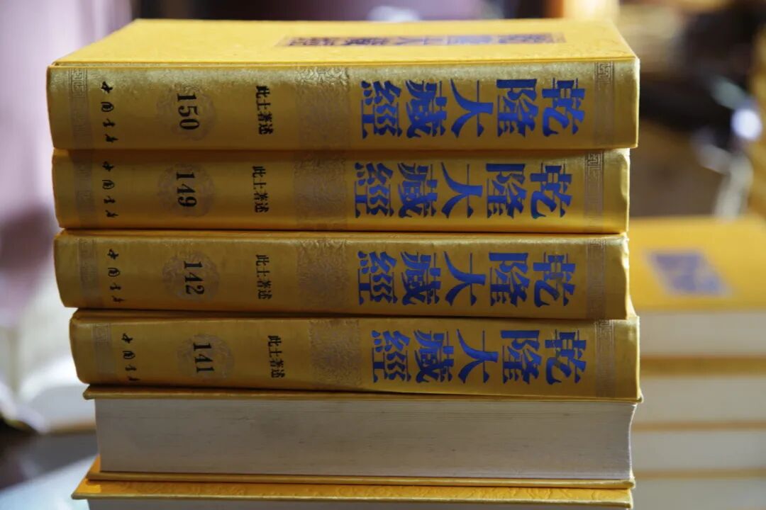 六月晴明翰墨香，翻晒藏经味清凉——灵隐寺传统晒经活动