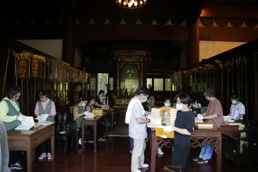 六月晴明翰墨香，翻晒藏经味清凉——灵隐寺传统晒经活动