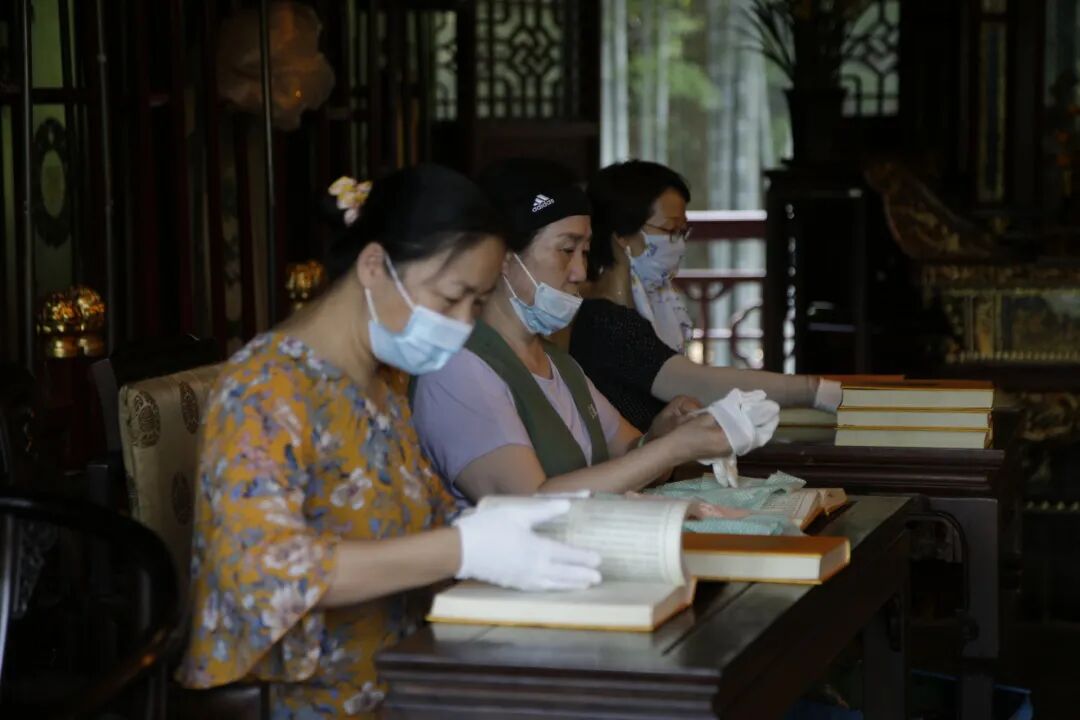 六月晴明翰墨香，翻晒藏经味清凉——灵隐寺传统晒经活动