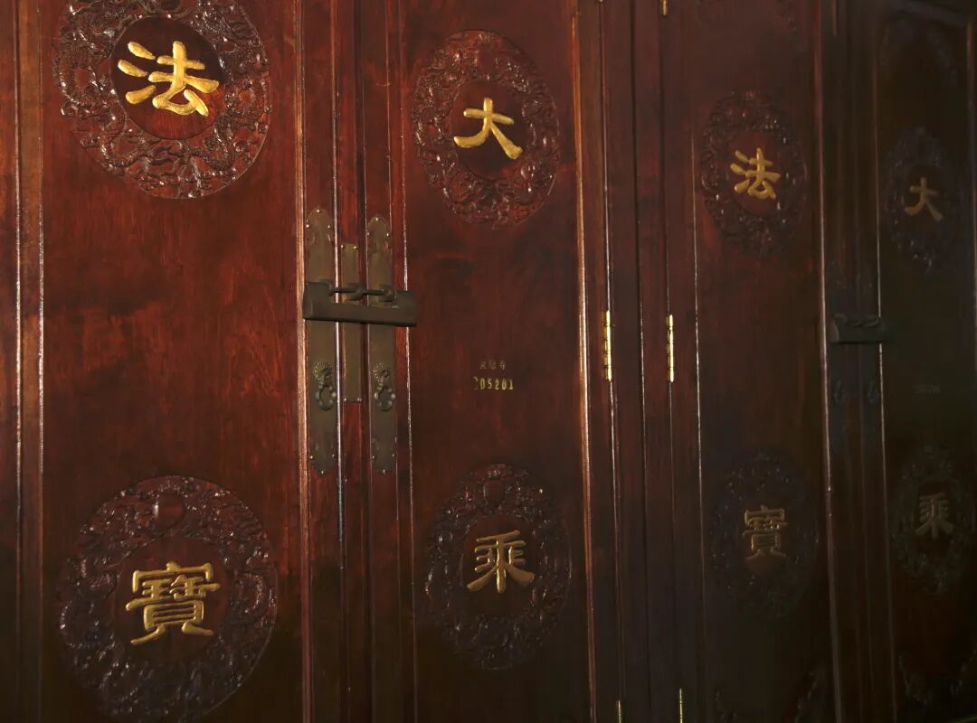 六月晴明翰墨香，翻晒藏经味清凉——灵隐寺传统晒经活动