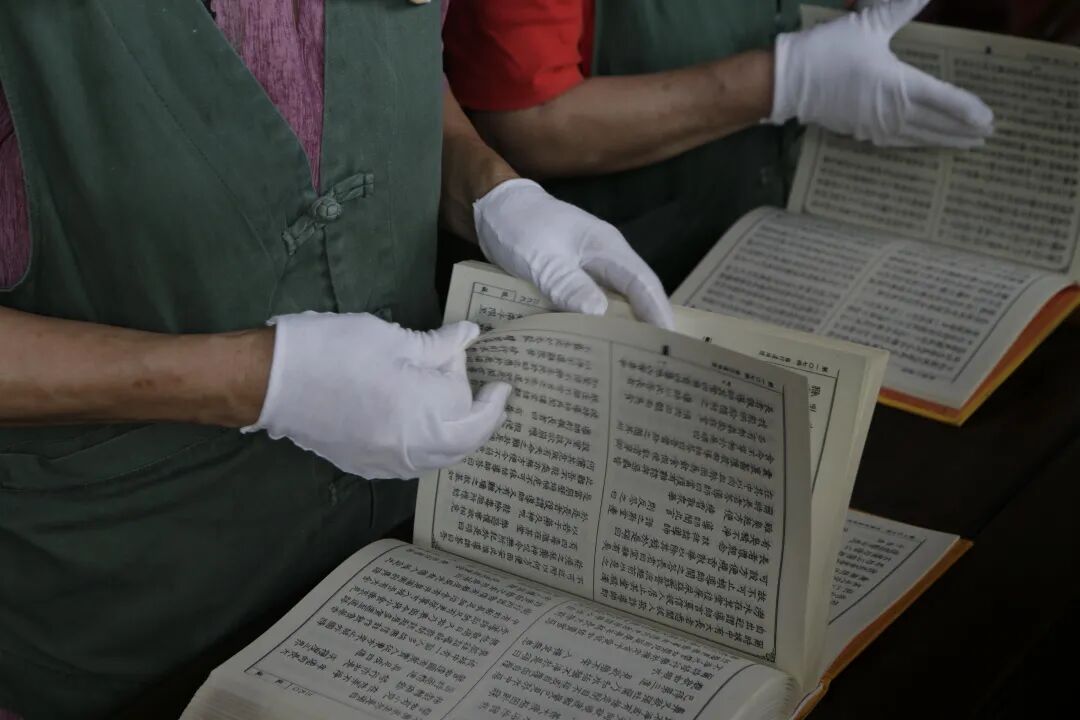 六月晴明翰墨香，翻晒藏经味清凉——灵隐寺传统晒经活动